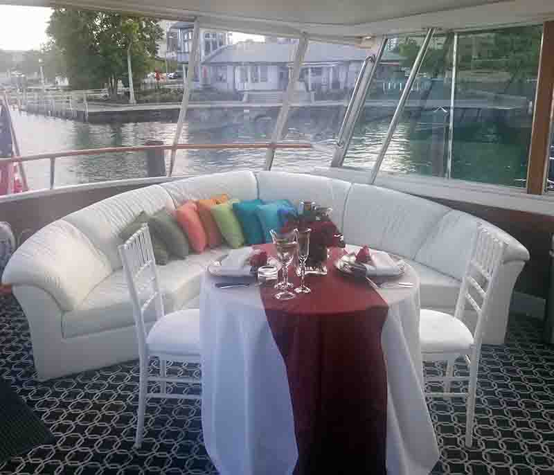 Private-dining-on-Chicago-private-yacht.jpg