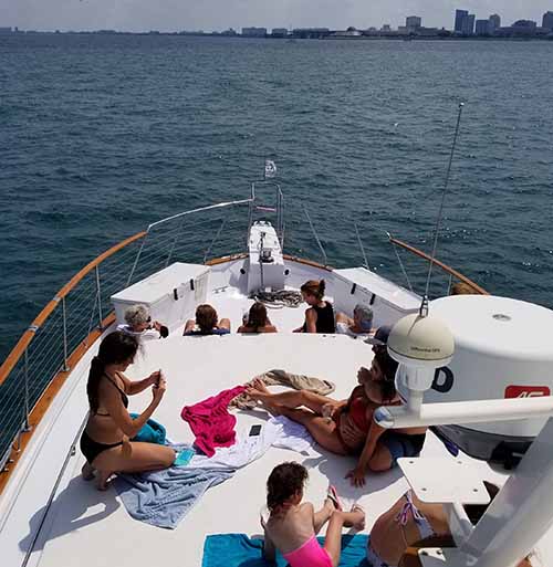 Chicago private yacht rentals swimming packages