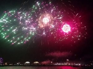 Private Chicago Navy Pier fireworks dinner cruises